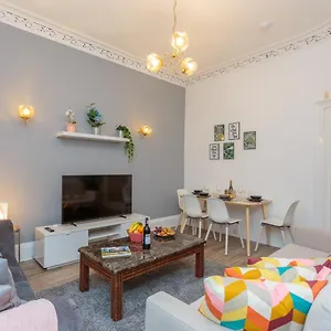 Stylish At The Edge Of Meadows Park Apartment